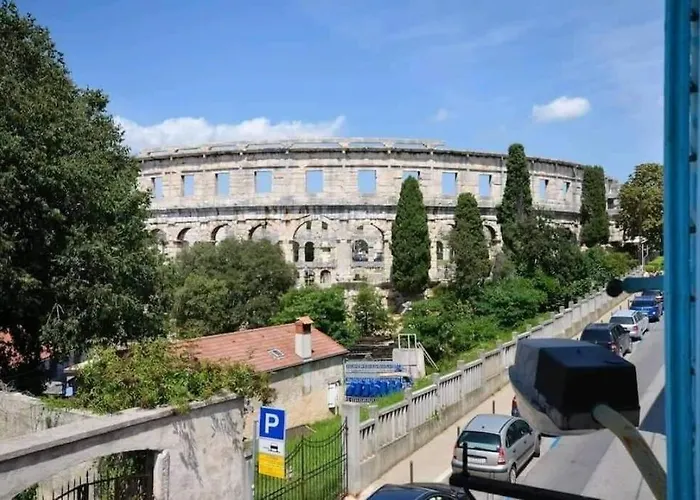 Colloseum View From The 아파트 풀라